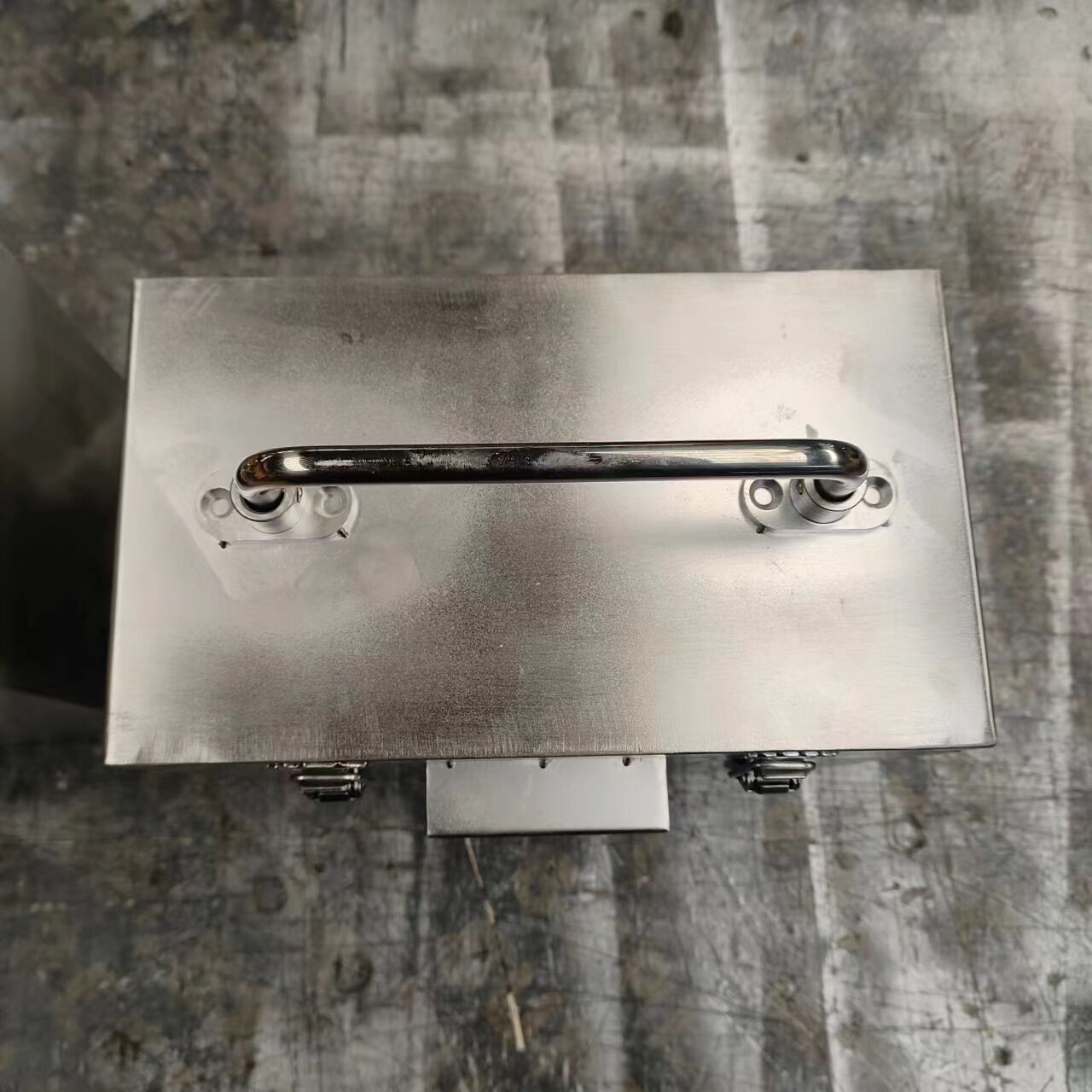 青海铅箱：辐射安全的坚固堡垒